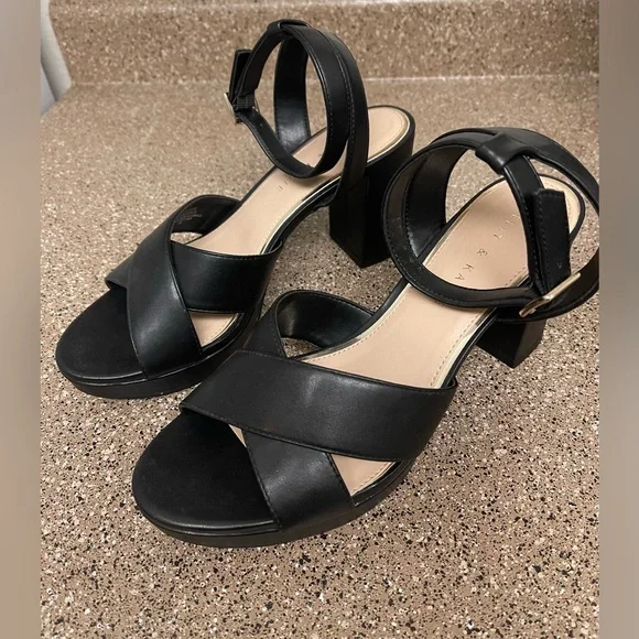 Kelly & Katie Hanniah Platform Sandal - Picture 10 of 13